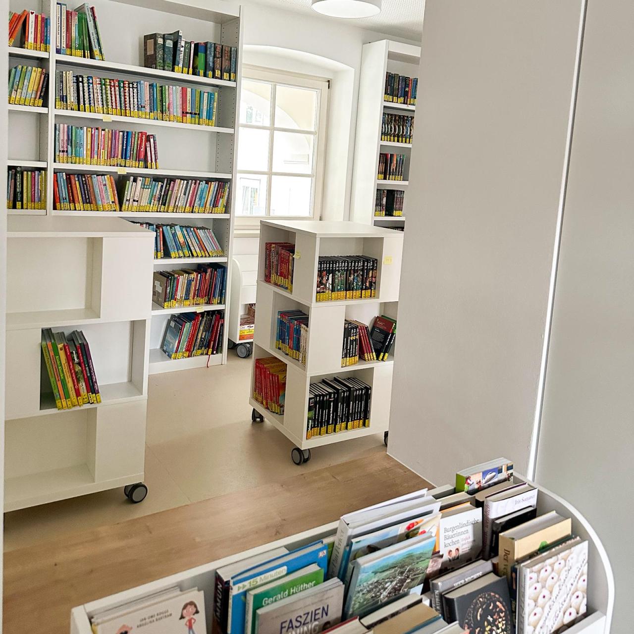 Blick durch Sichtfenster in Kinderbereich der Bücherei.